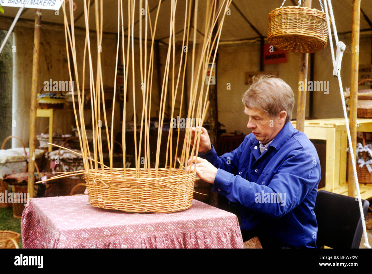 Korbmacher, Handwerk Englisch Weaver Mann machen Körbe Tradition traditionelles Handwerk weben Stockfoto