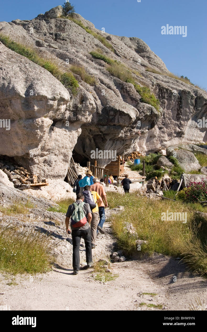 Copper Canyon Tarahumara Höhle Wohnung erhält Besuch von Touristen Stockfoto