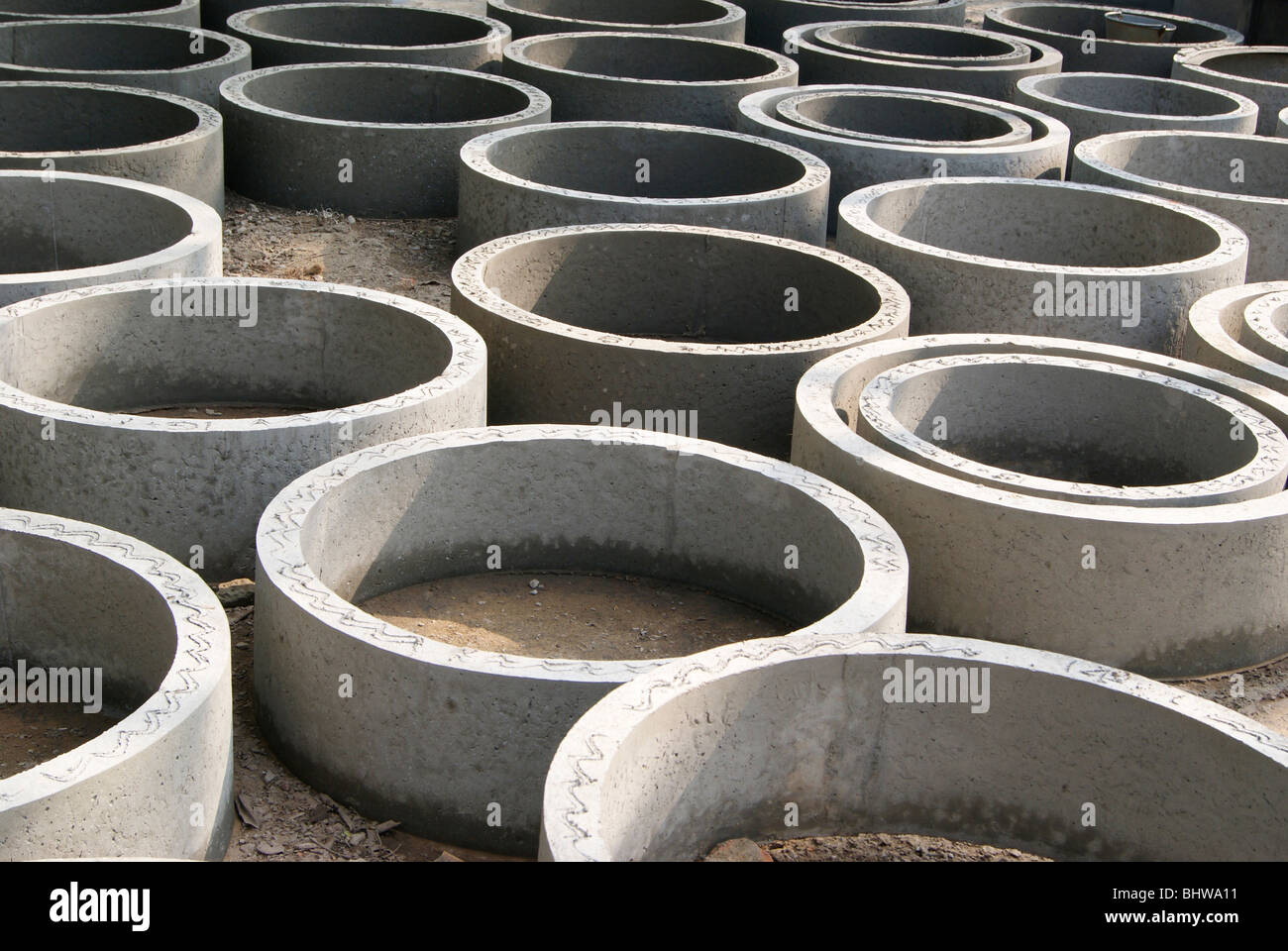 Betonfertigteile kreisförmigen Beton gut Ringen konstruiert eine lose für Platzierung innen schwach trinken Cenotes in Kerala (Indien) Stockfoto