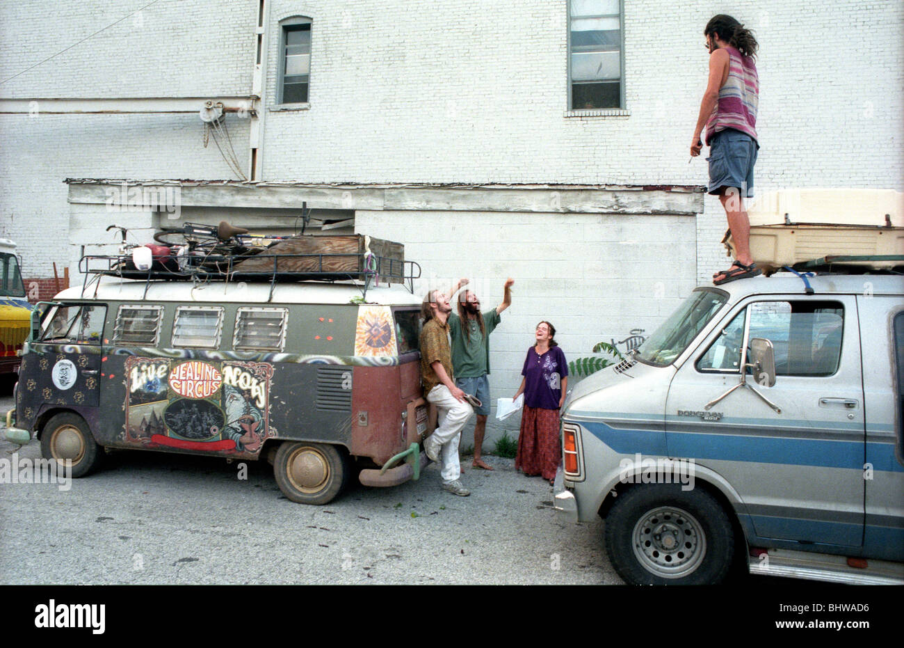 Eine Gruppe sammelt sich in der Nähe der Mutter Erde Heilung Circus Bus auf die unendliche Sonne Gemeinde Innenstadt von Kansas City, Missouri. Stockfoto