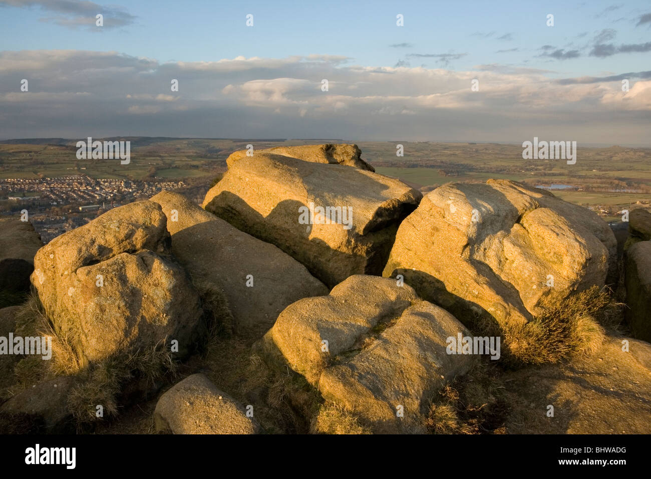 Mühlstein Korn rockt Überraschung Aussicht auf Otley Chevin, Mauren in West Yorkshire Stockfoto