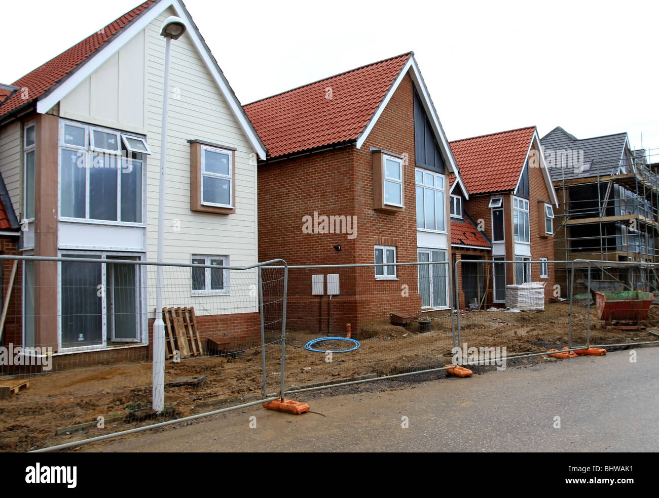 Eine Reihe von neuen Häusern noch im Bau im Südosten von England, UK. Stockfoto