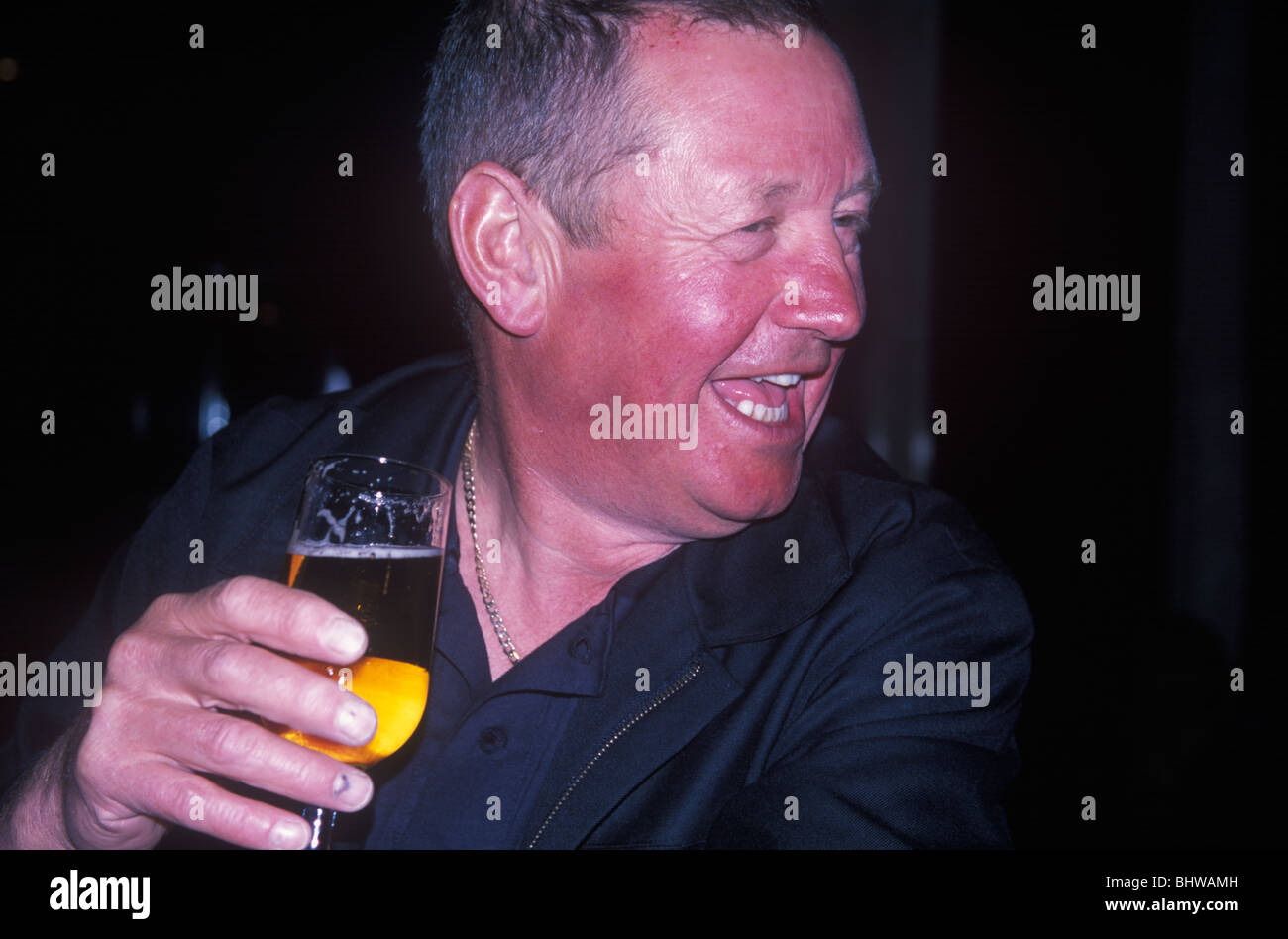 Mann Mit Geleerten Rotes Gesicht Von Alkohol Trinken Lager Stockfotografie Alamy