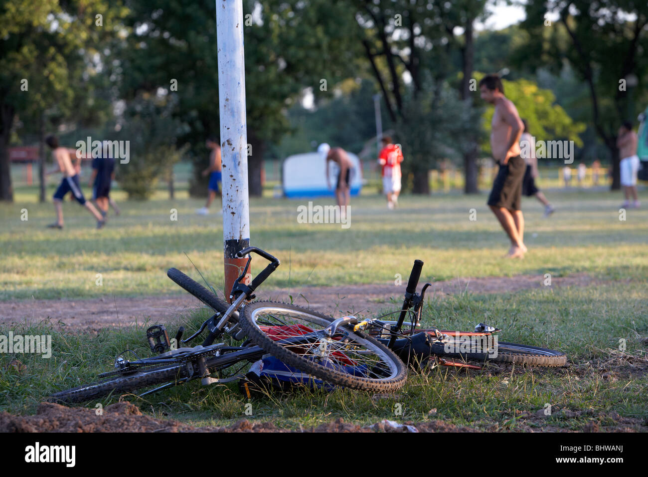 Kinder Fahrräder stapelten sich neben Torpfosten während ein Fußballspiel im Park in Buenos Aires Argentinien Stockfoto