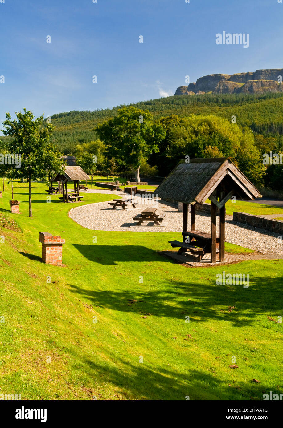 Swanns Bridge Picnic Area mit den Klippen des Binevenagh Berges darüber hinaus in der Nähe von Limavady County Londonderry Nordirland Vereinigtes Königreich Stockfoto