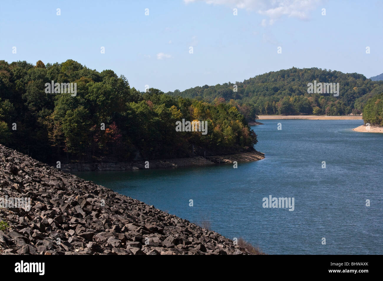 Summersville Lake West Virginia in den USA USA herbstliche Landschaft mit Wäldern niemand von oben, Blick von oben, außerhalb des Horizonts Hi-res Stockfoto