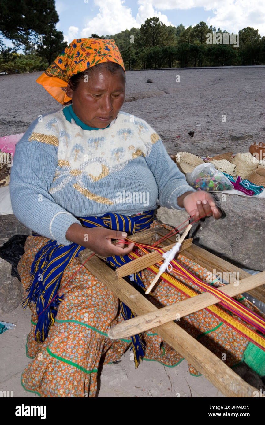 Tarahumara Frau webt Baumwolle in Copper Canyon, Staat Chihuahua, Mexiko. Stockfoto