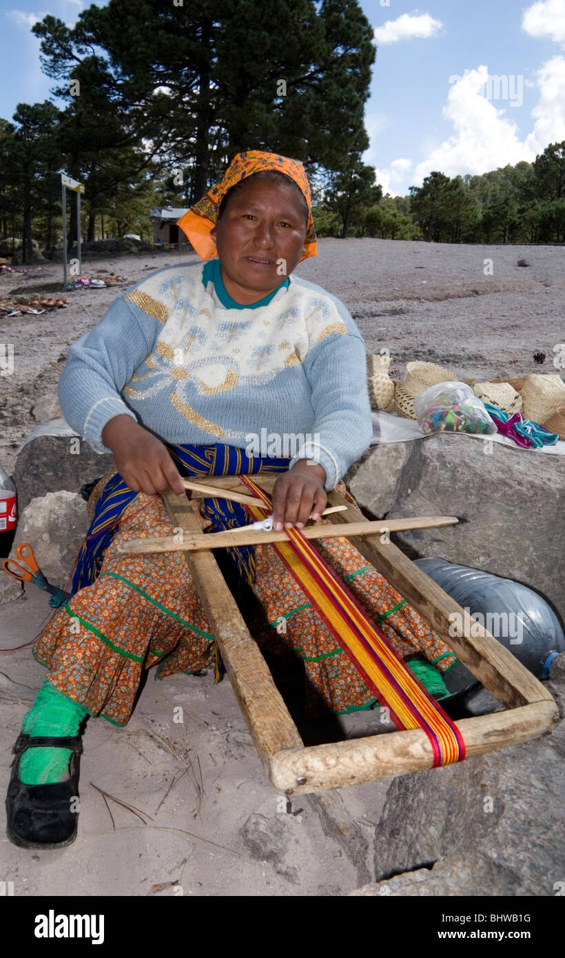 Tarahumara Frau webt Baumwolle in Copper Canyon, Staat Chihuahua, Mexiko. Stockfoto