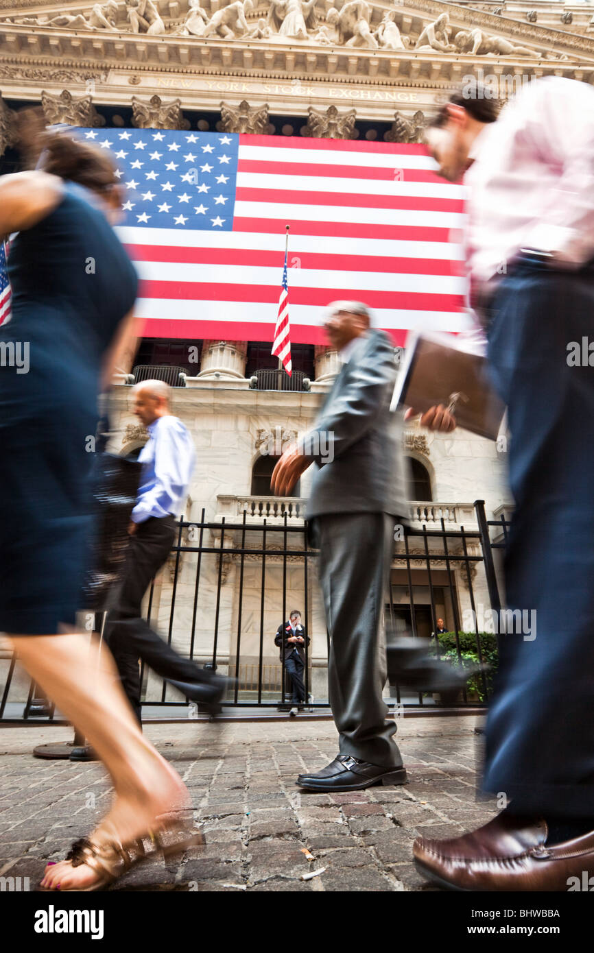 New York Stock Exchange mit Gruppe von Geschäftsleuten und Frau zu Fuß vorbei, Manhattan, New York, USA Stockfoto