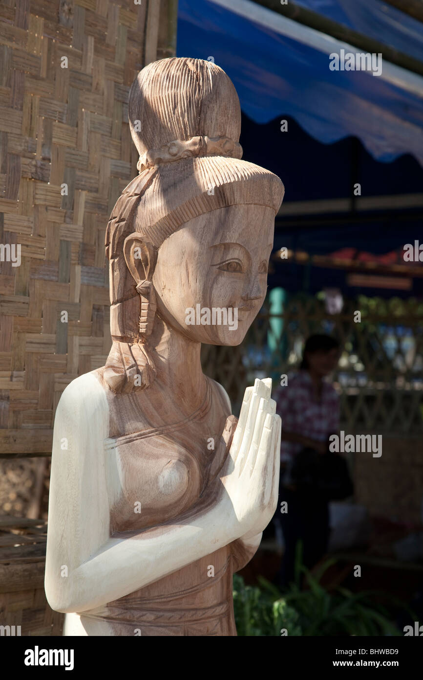 Thai Holz schnitzen der Frau in der Lage, handelsübliche Wai Wai Gruß eine Statue zum Verkauf in Chiang Mai, Thailand Stockfoto