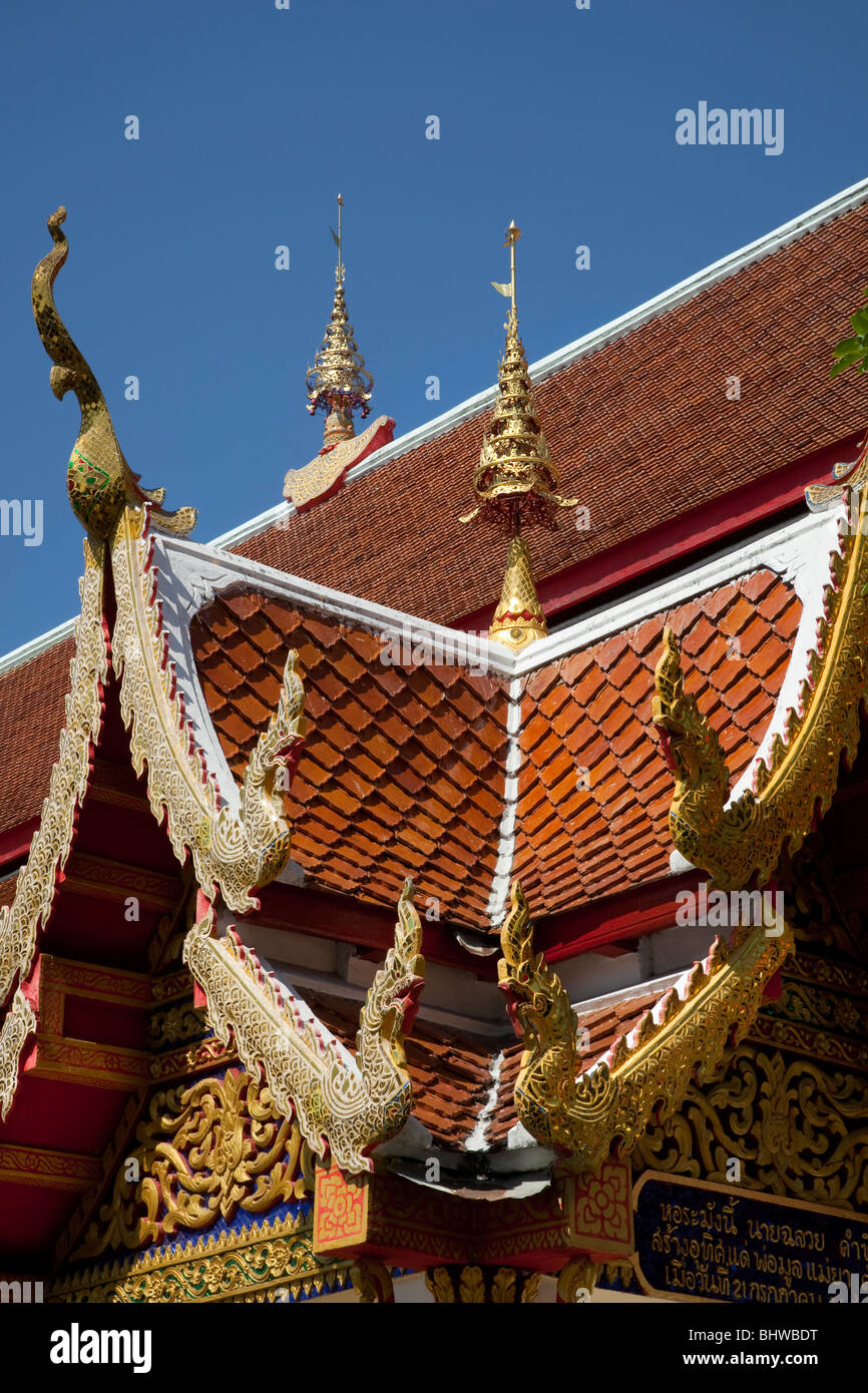 Dachdetails der Vuramahaihara_Vihara Laai Kha Tempel oder Vihara Loai Kha Tempel in Chiang Mai, Thailand Stockfoto