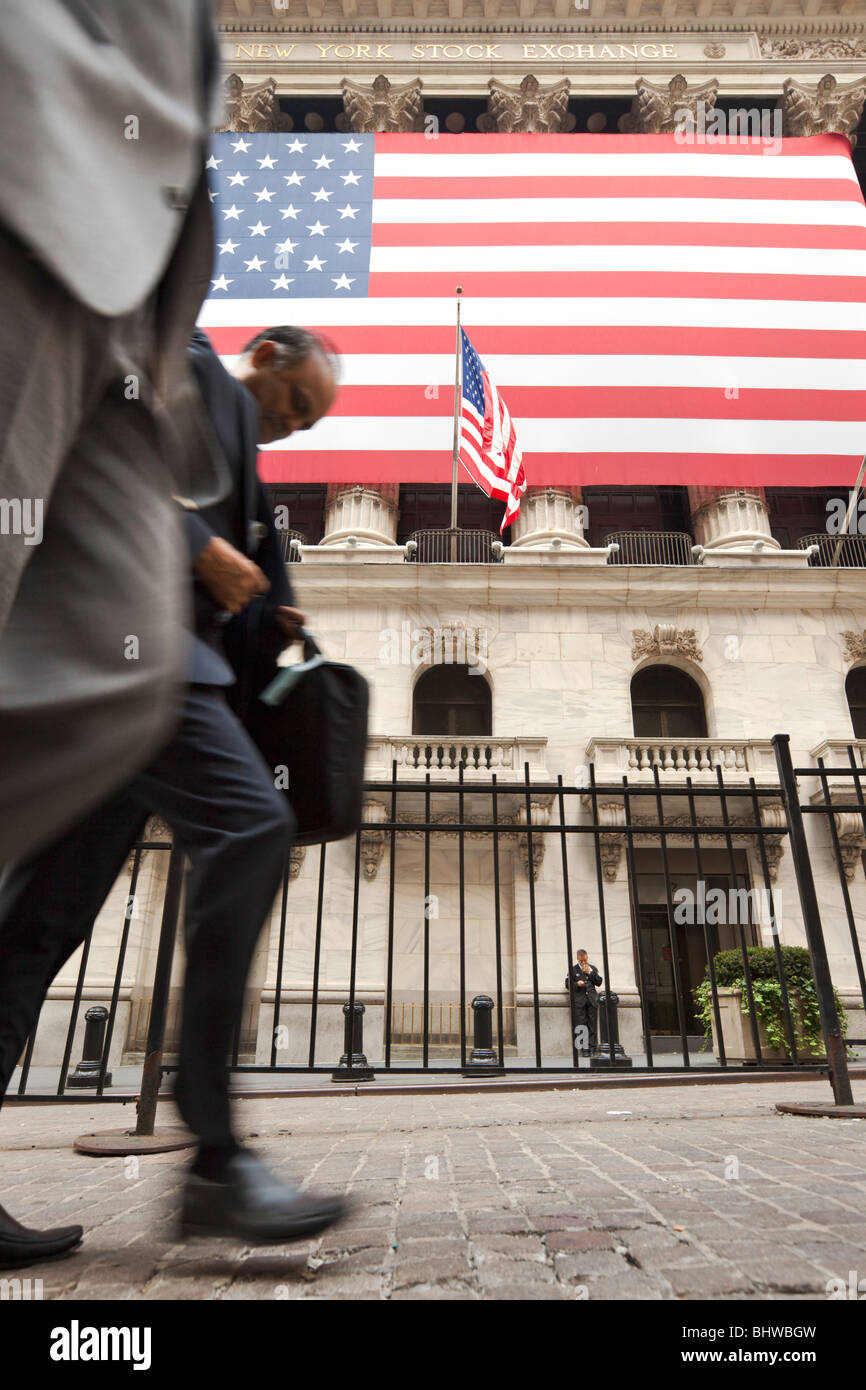 New York Stock Exchange mit Gruppe von Geschäftsleuten zu Fuß vorbei, Manhattan, New York, USA Stockfoto