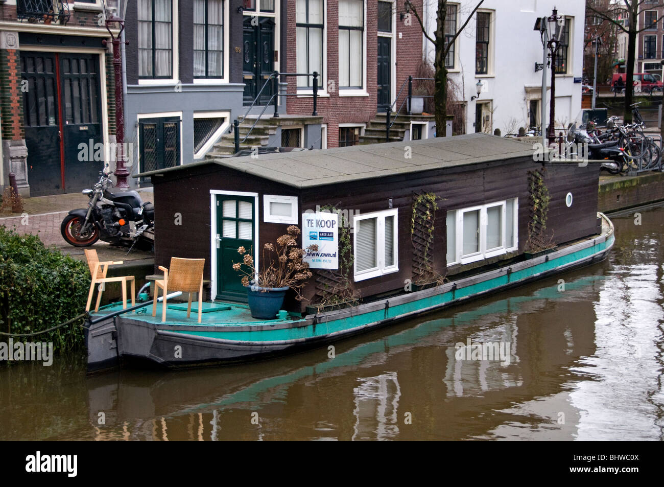 Sehr kleine kleine Haus Boot Groenburgwal Amsterdam Stockfoto