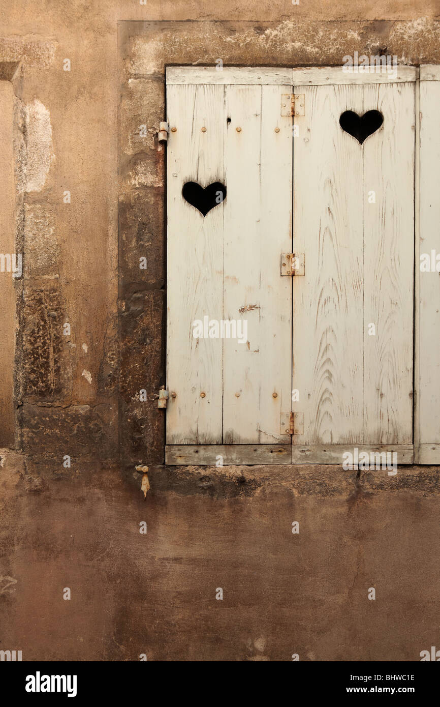 Geschnitzte Herzen auf Fensterläden in Beaune, Frankreich Stockfoto