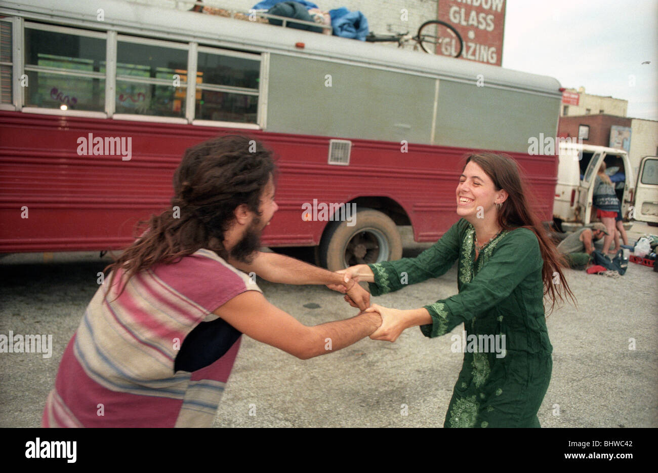 Zwei Hippies Tanz außerhalb der unendlichen Sonne-Gemeinde in der Innenstadt von Kansas City im Jahr 1996. Stockfoto