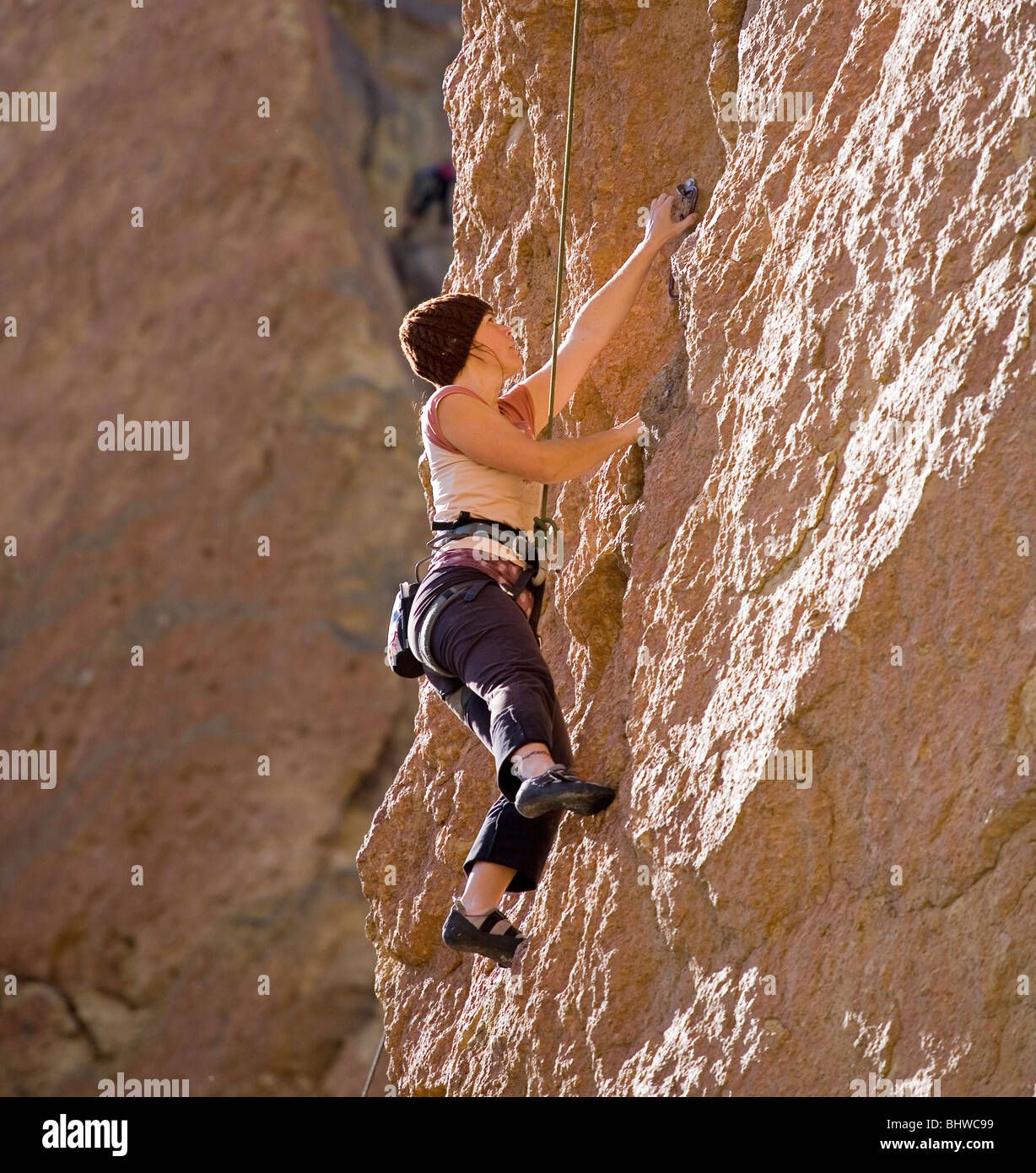 Technische Kletterer auf einem senkrechten Felsen Stellplatz im Smith Rock State Park in Oregon Stockfoto