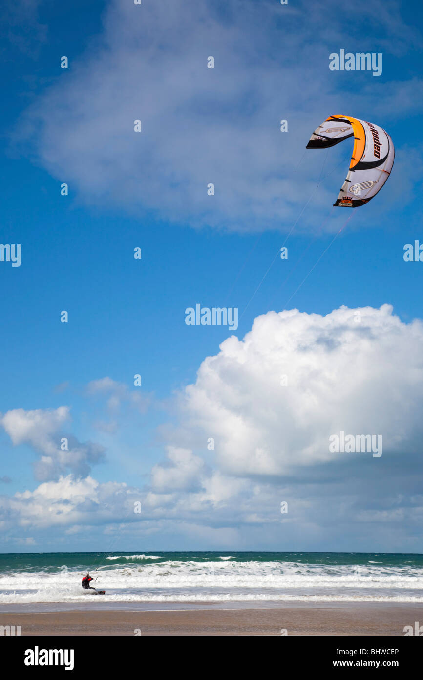 Kite-Surfen in der Nähe von Hayle; Cornwall Stockfoto