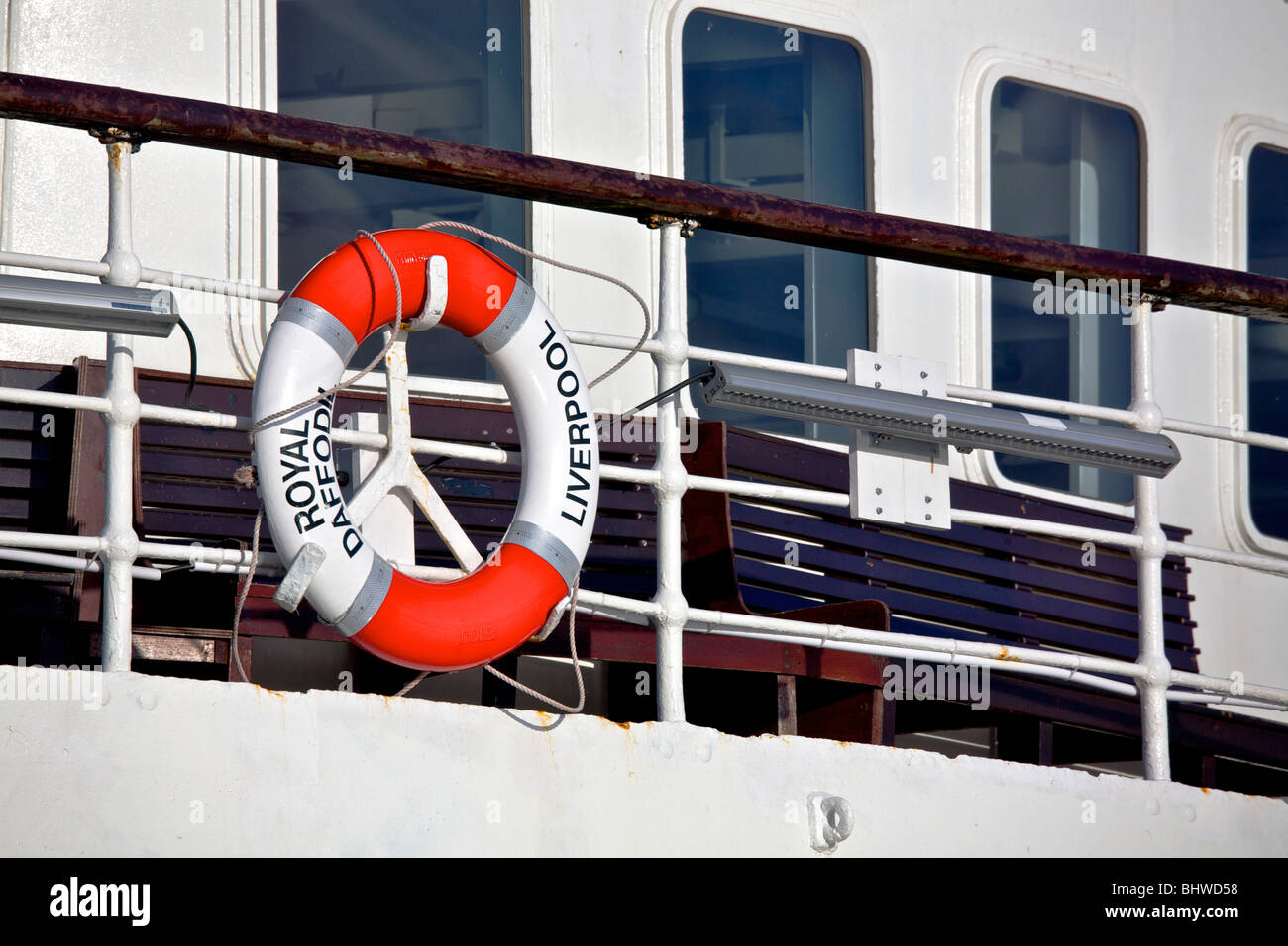 Rettungsring des Mersey ferry ROYAL Narzisse auf der oberen Fahrgastebene befestigt Stockfoto