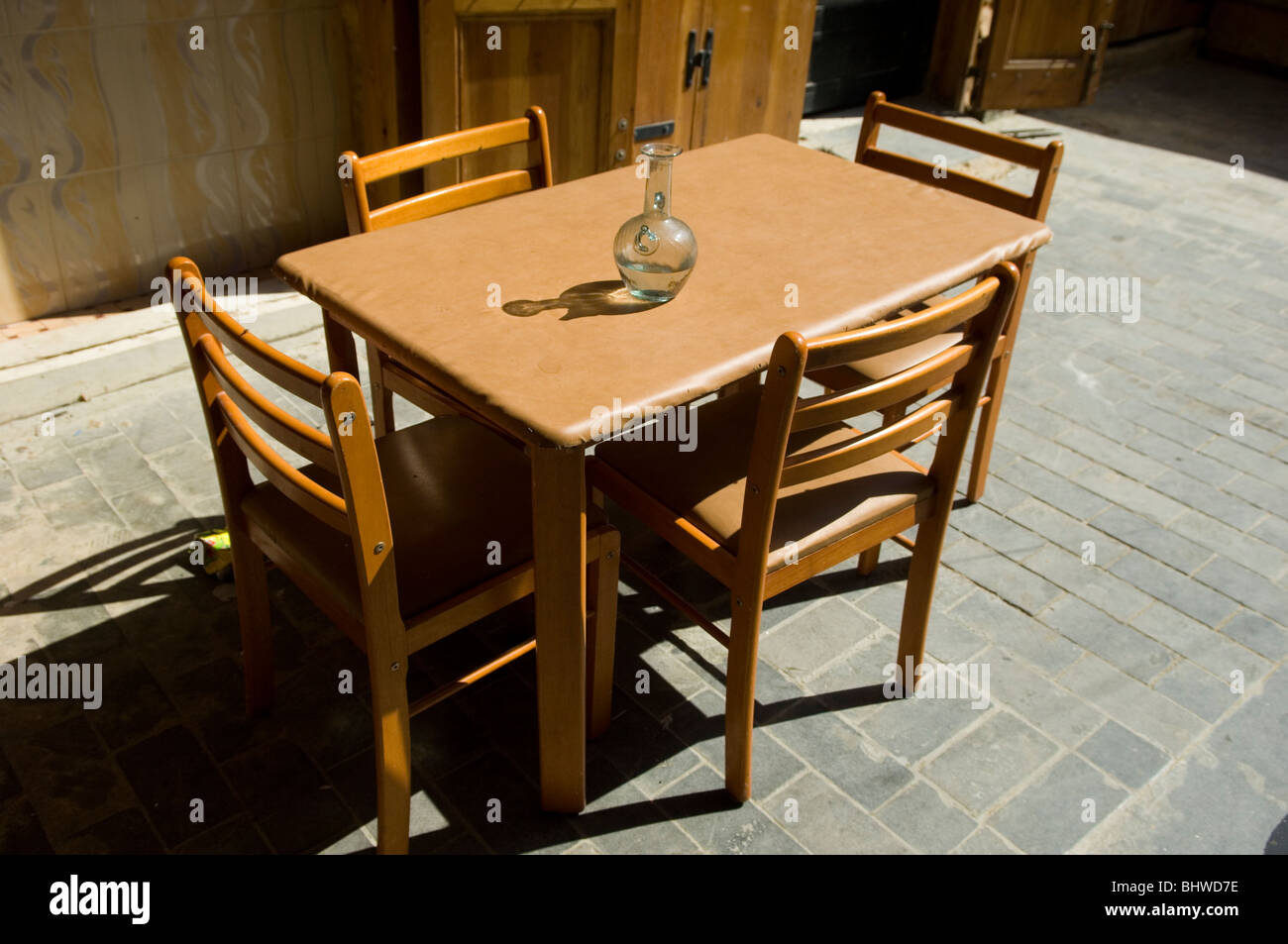 Holzstühle und Tisch draußen Café in Saida Lebnon Middle East Asia Stockfoto