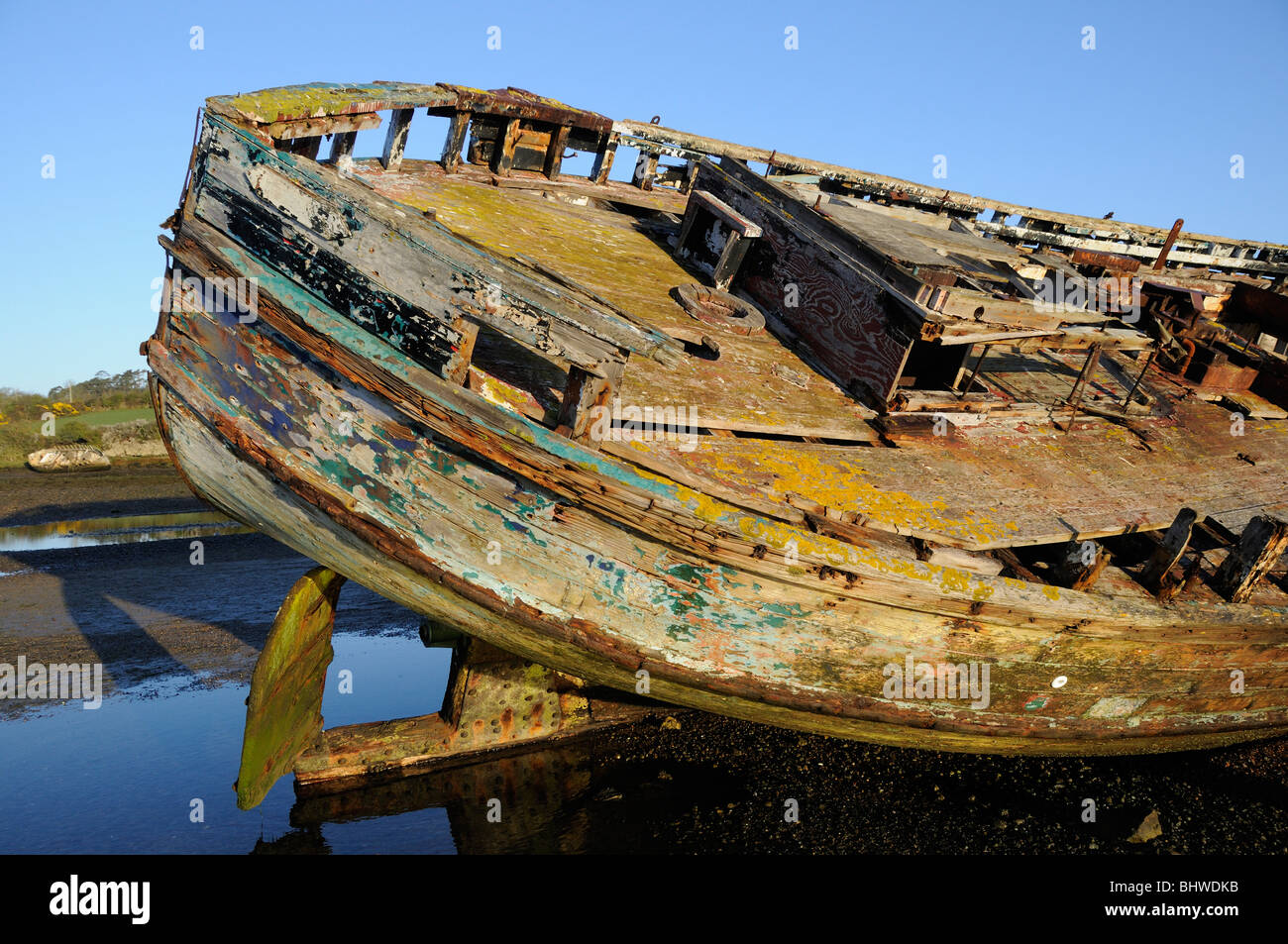 Die faulende Rumpf eines Fischerbootes Holz liegt am Strand. Stadt Dulas, Anglesey, UK. Stockfoto