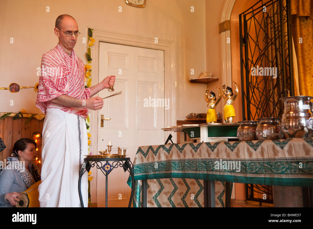 Hare-Krishna-Anhänger an der Zeremonie der Gaura Purnima, klebt Segen Weihrauch vor der Zeremonie Stockfoto