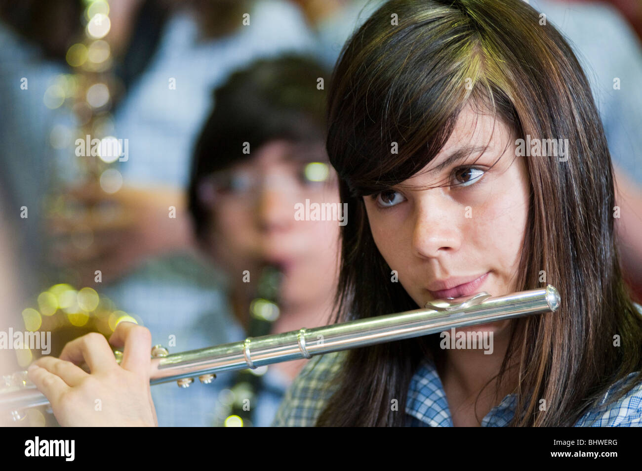 Ein junges Mädchen, das Flötenspiel in einem High-School-Orchester Stockfoto