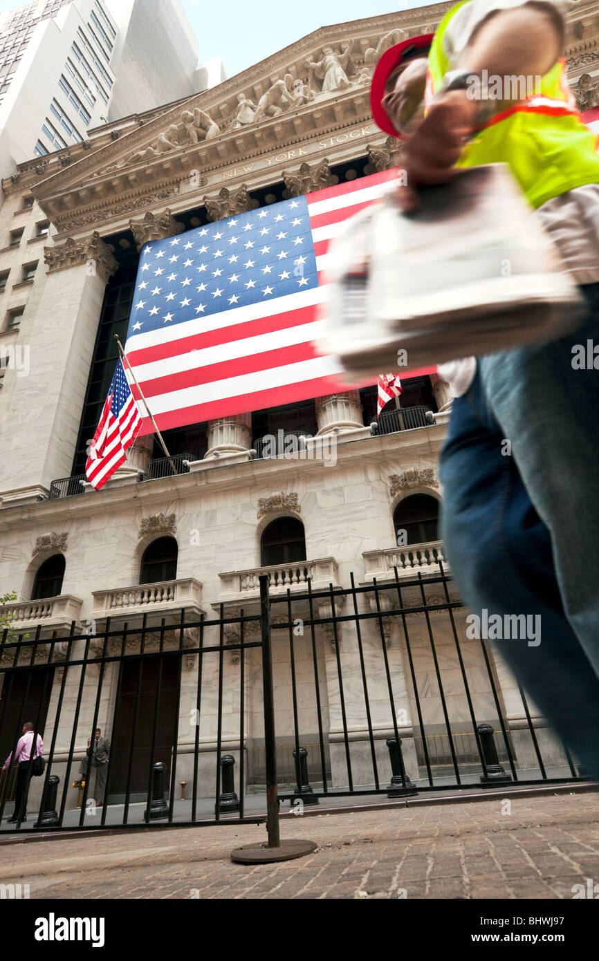 New York Stock Exchange mit Dienstprogramm Arbeiter in Bewegung vorbei Unschärfe, Manhattan, New York, USA Stockfoto