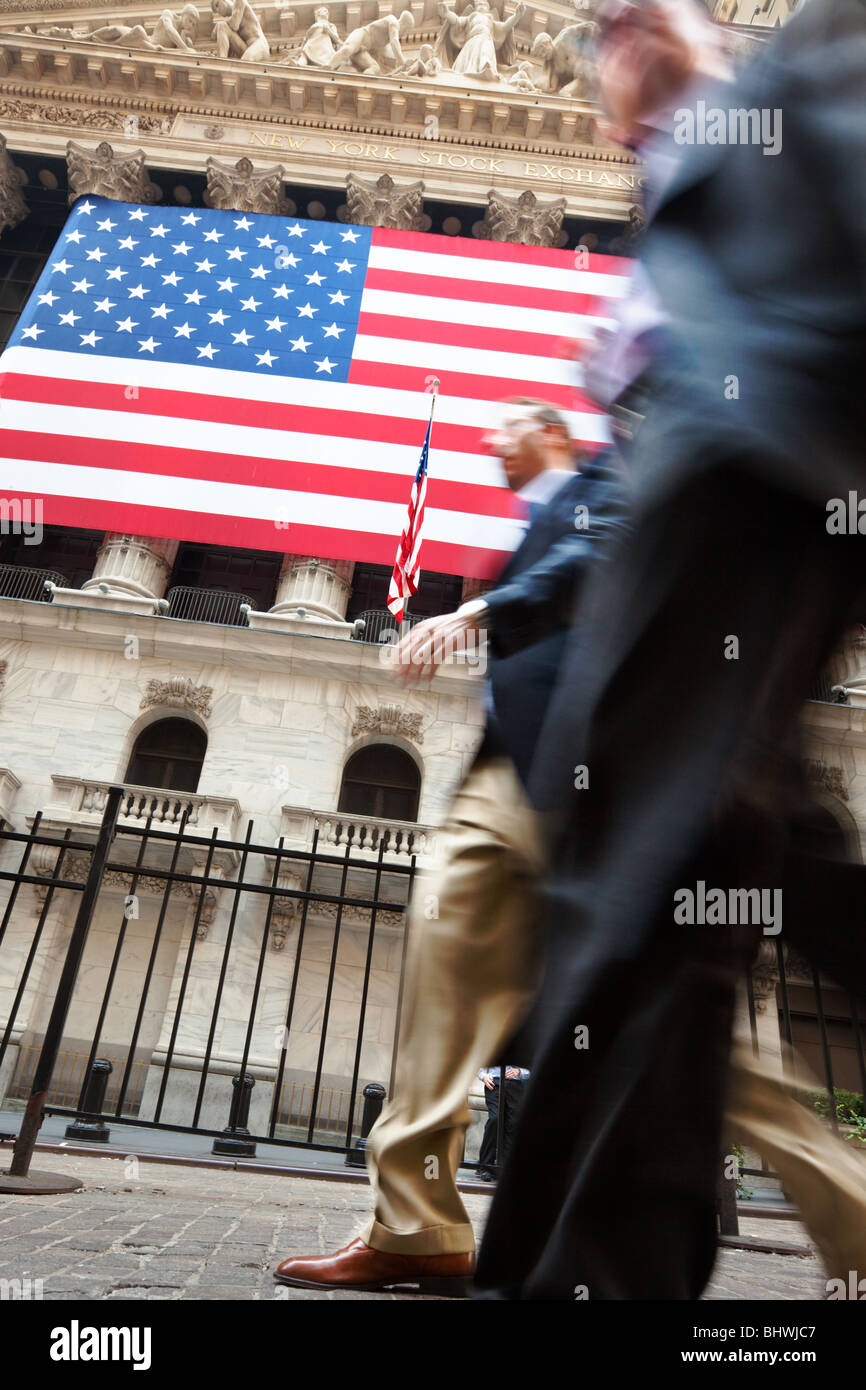 New York Stock Exchange mit Gruppe von Geschäftsleuten zu Fuß vorbei, Manhattan, New York, USA Stockfoto