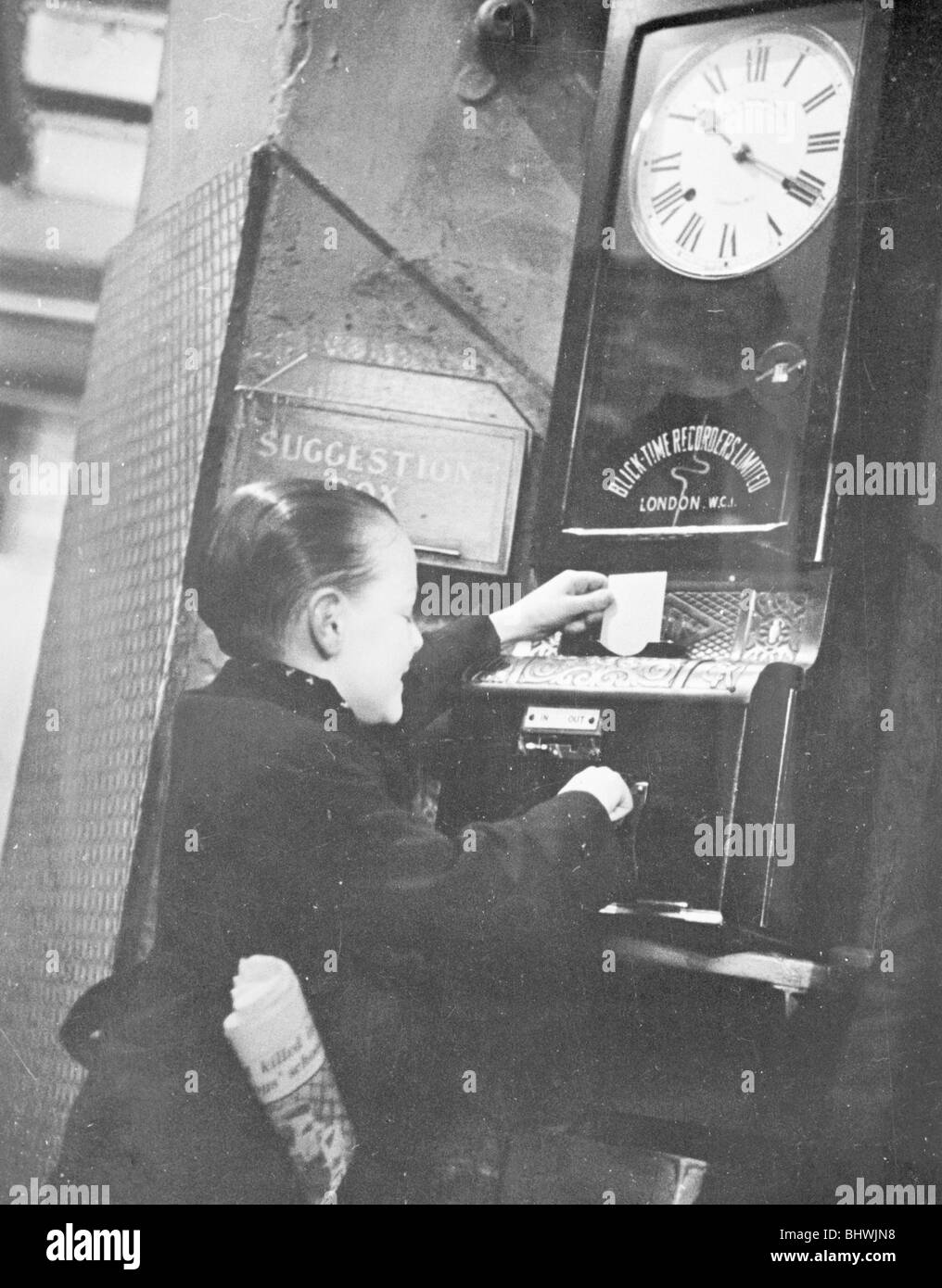 Junge Zeiterfassung am Trocadero Restaurant, Leicester Square, Westminster, London, c 1939. Artist: Unbekannt Stockfoto