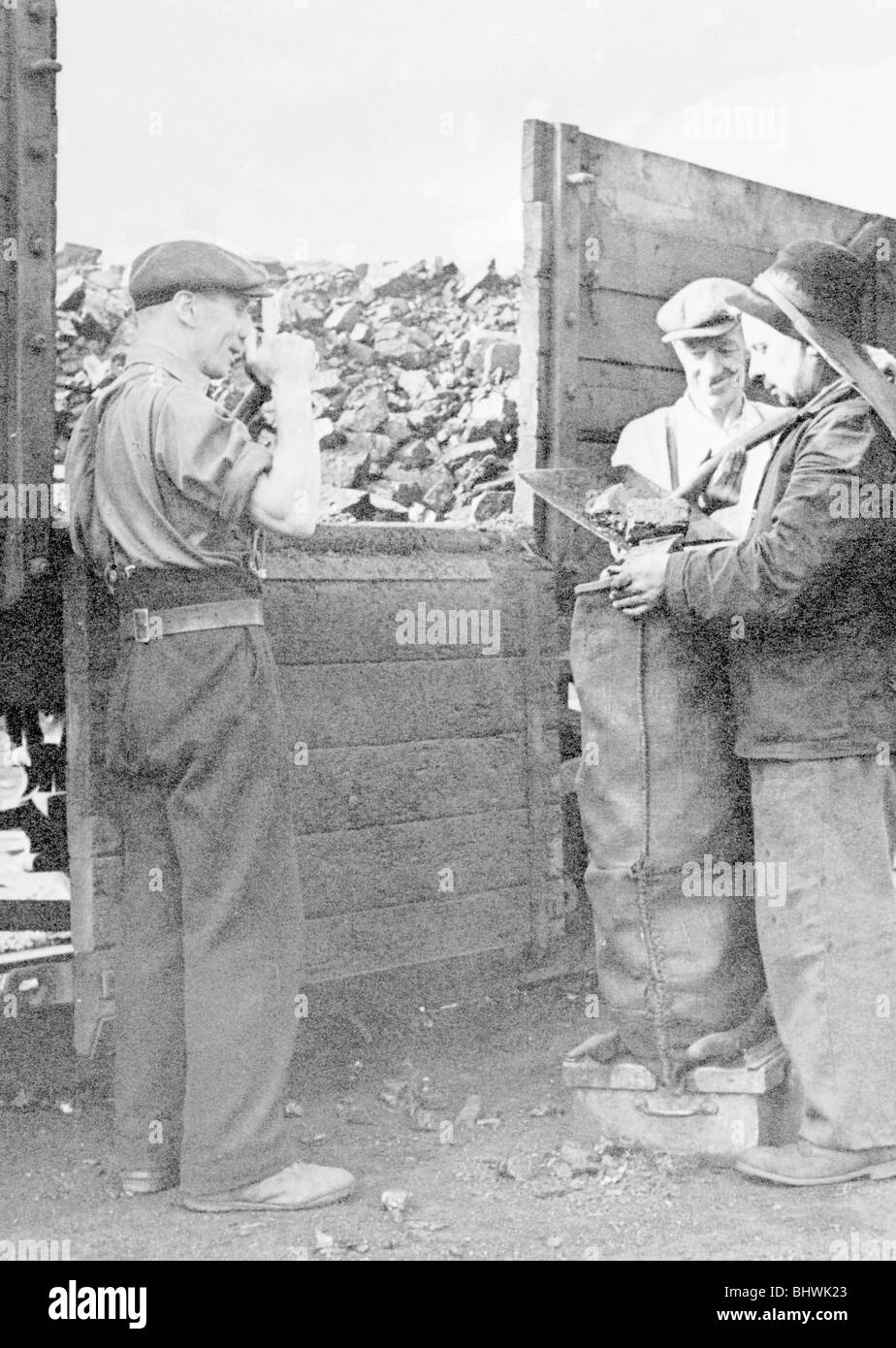 Arbeitnehmer Charringtons" befüllen Säcke von Kohle. Artist: Unbekannt Stockfoto
