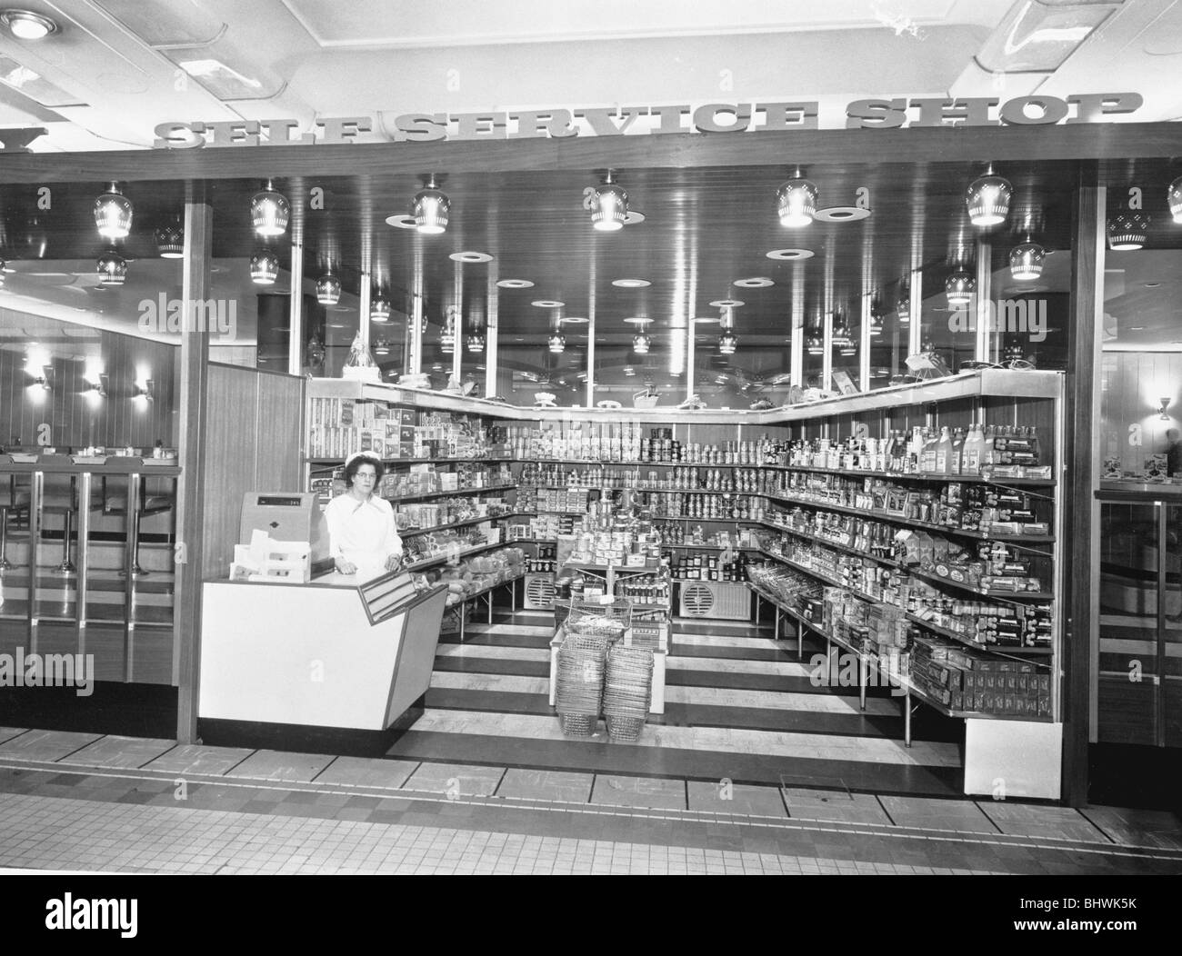 Das Innere eines Lyons Self-Service-shop, (1960?). Artist: Unbekannt Stockfoto