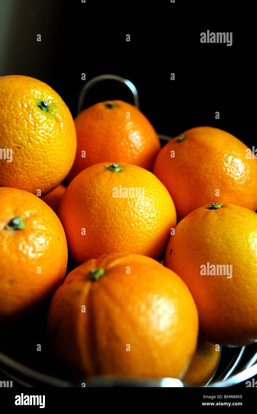 Orangen in einem Korb eine Frucht, die viel Vitamin C für eine gesunde Ernährung bietet Stockfoto