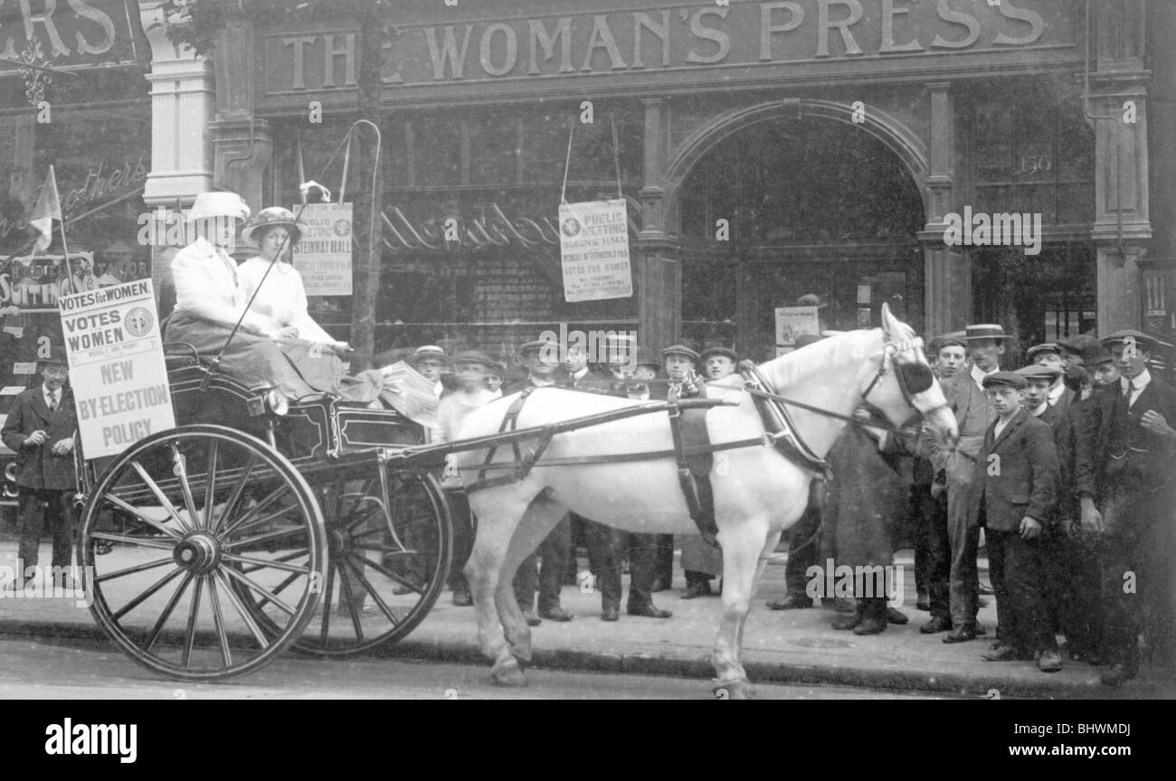Ein ' Presse Warenkorb "außerhalb der Frau, Charing Cross Road, London, Juli 1911. Artist: Unbekannt Stockfoto