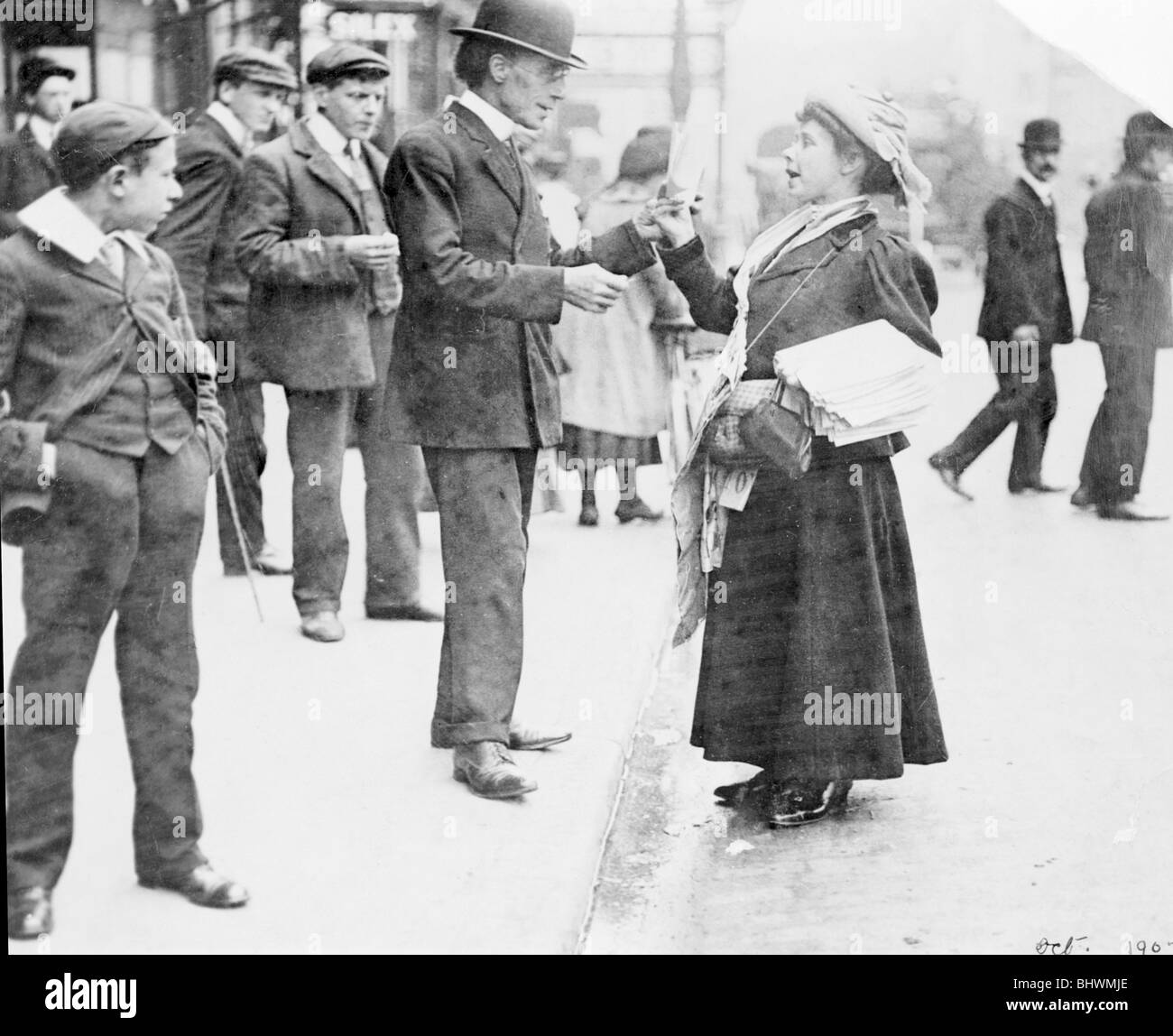 Maria Phillips verkauf Stimmen für Frauen in London, Oktober 1907. Artist: Unbekannt Stockfoto