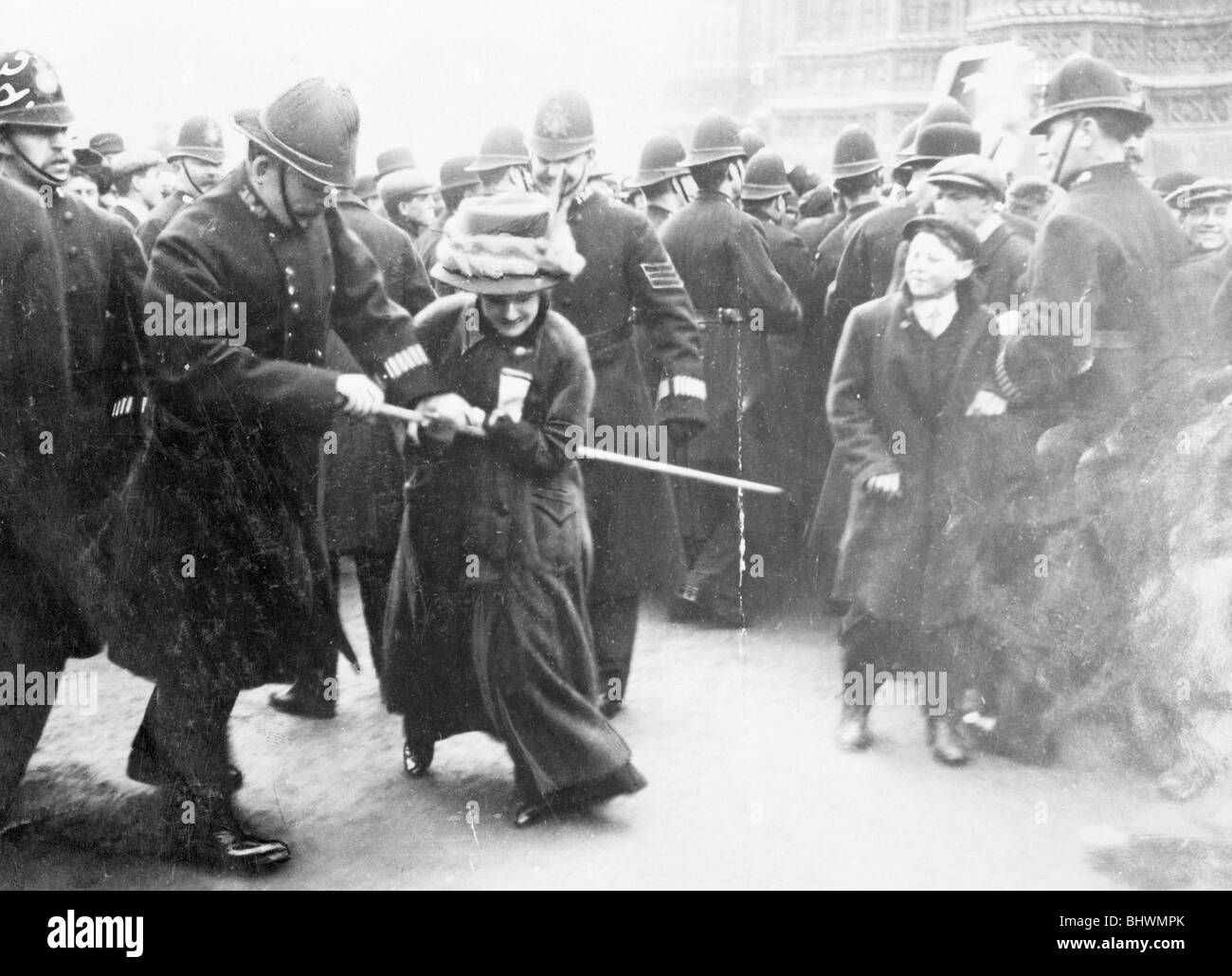 Eine suffragette kämpfen mit einem Polizist auf "Schwarzen Freitag", November 1910 18. Artist: Unbekannt Stockfoto