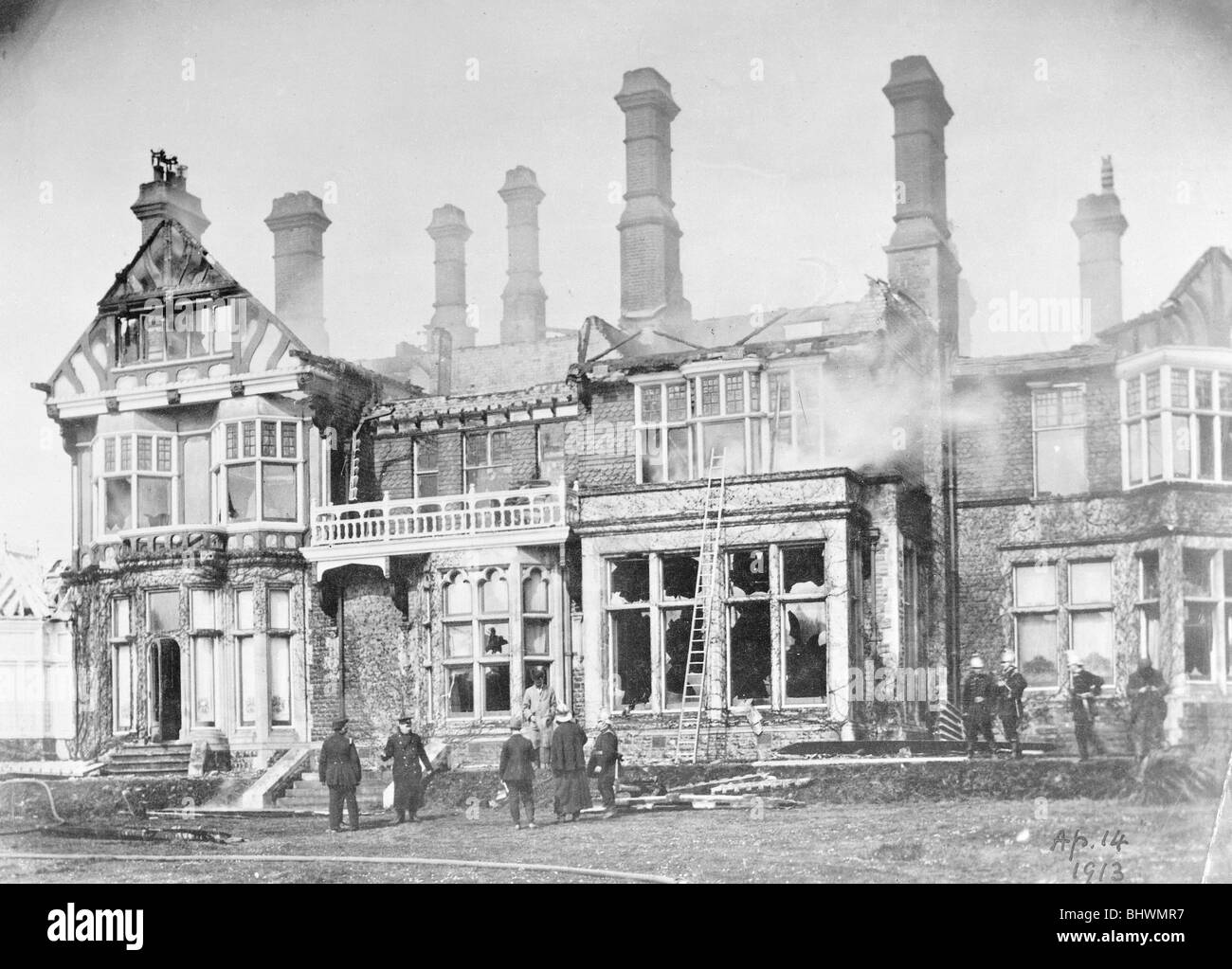 Das Haus von Herrn Arthur du Cros St Leonards, Hastings, niedergebrannt von Suffragetten, April 1913. Artist: Unbekannt Stockfoto