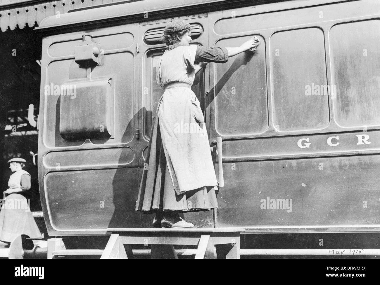Eine Frau Reinigung Waggons im Bahnhof Marylebone, April 1915. Artist: Unbekannt Stockfoto