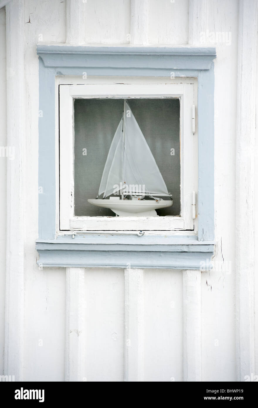 Detail der Segelboot im Fenster des Holzhaus im Dorf von Fiskebackskil an Bohuslan Küste in Vastra Gotaland Schweden Stockfoto