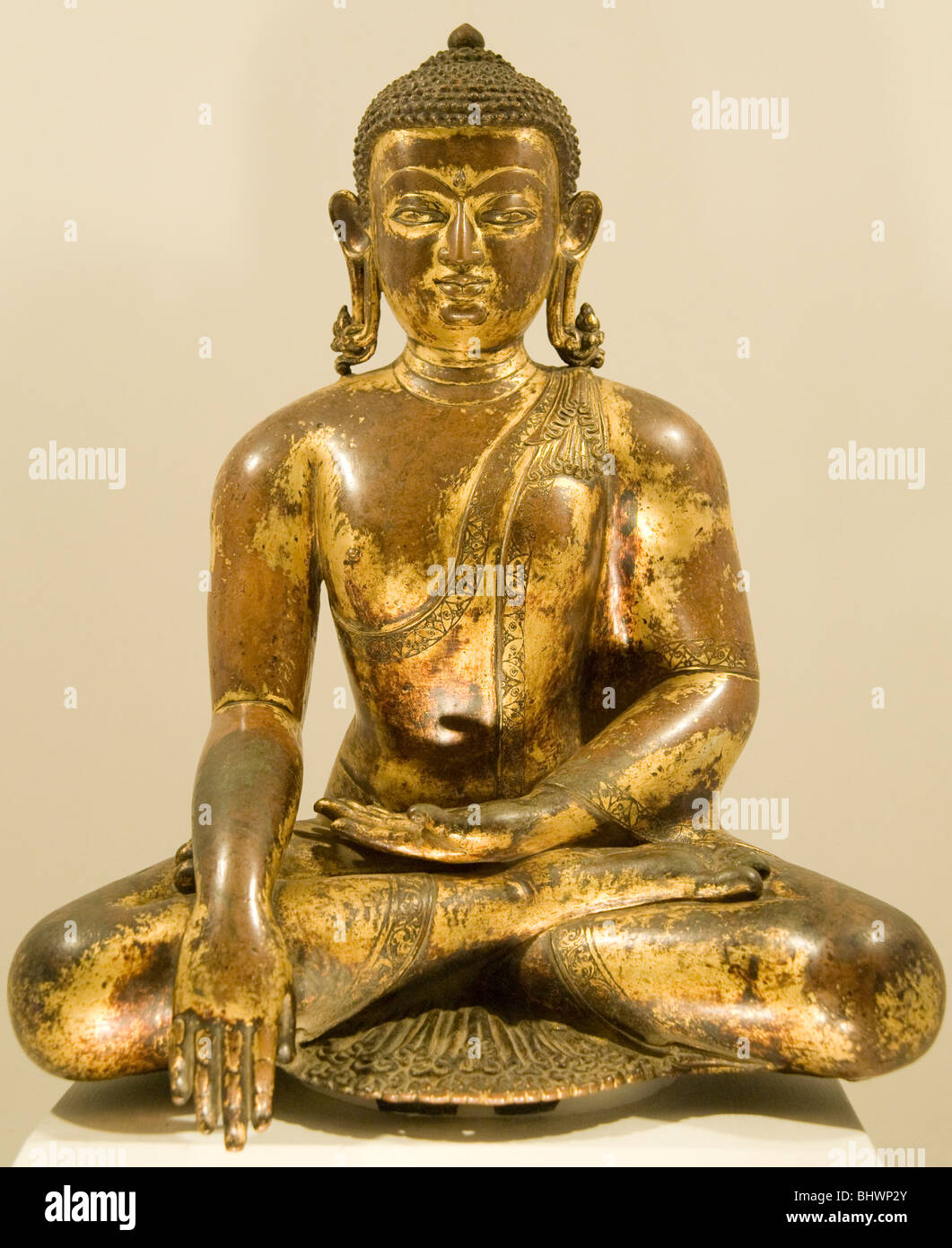 Shakyamuni, der historische Buddha nepalesischen 12 Jahrhundert Statue in Patan Museum am Durbar Square, Kathmandu, Nepal Stockfoto
