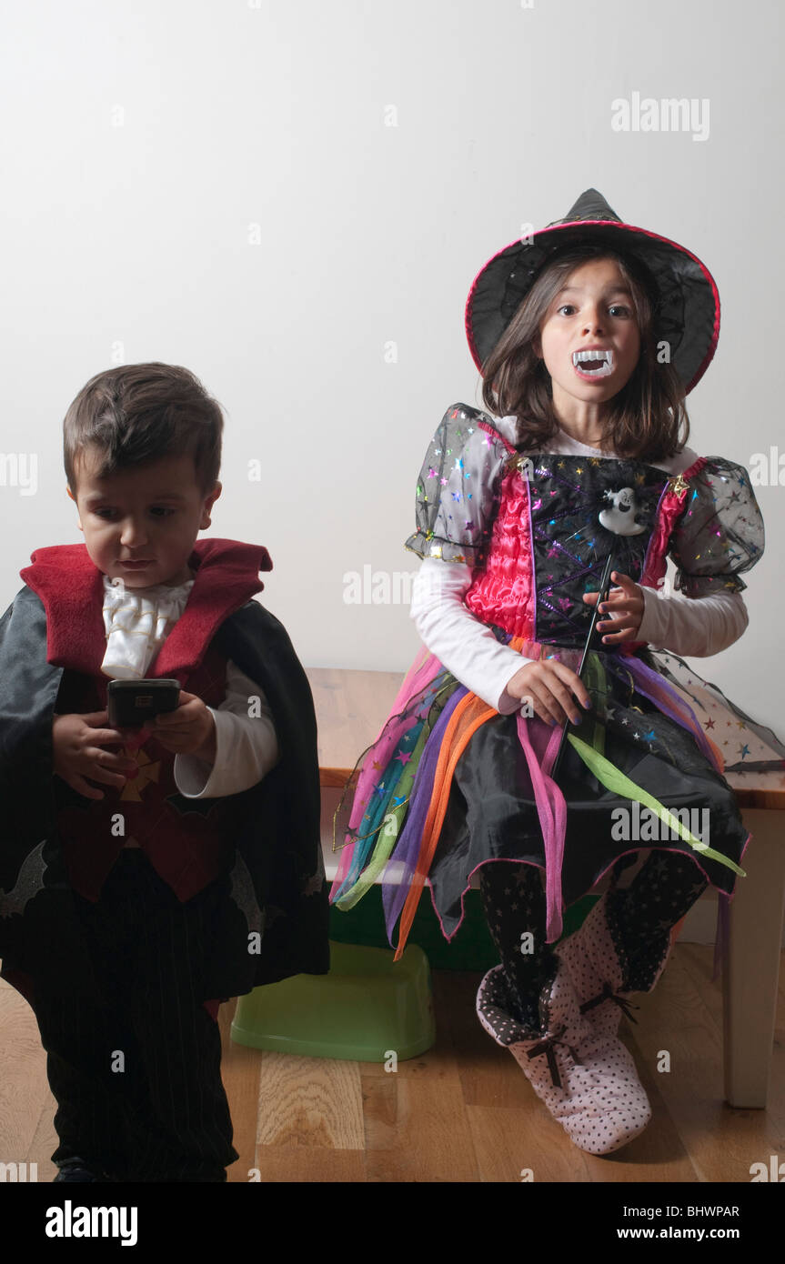 Kinder auf einer Halloweenparty Stockfoto