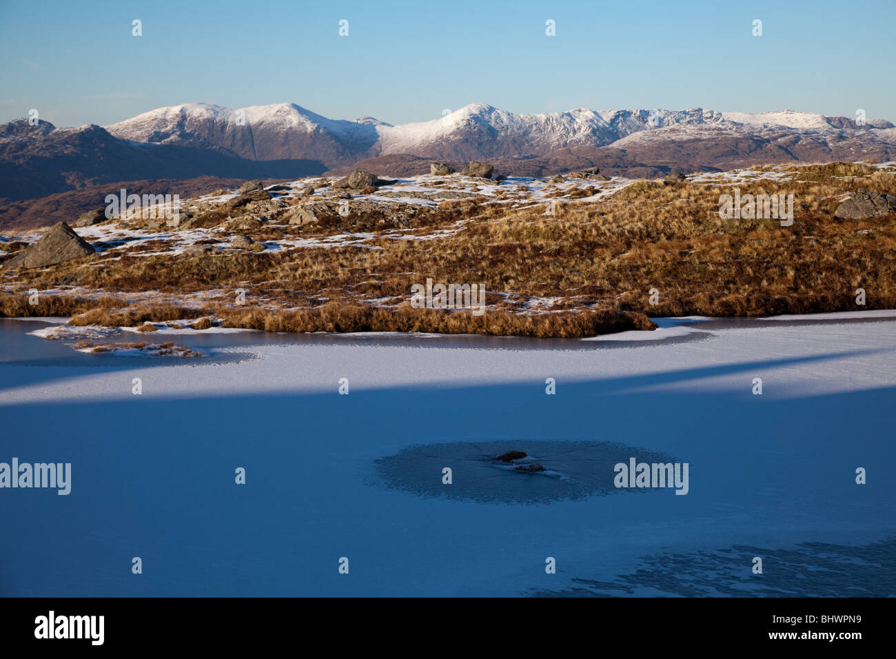 Ein Blick über einen gefrorenen See auf Beinn Resipol mit Blick auf eine Stac, Rois Bheinn und Sgurr Na Ba Glaise, 3 Corbet. Stockfoto