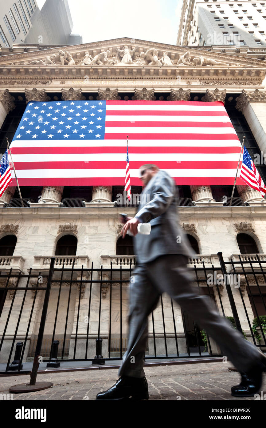 New York Stock Exchange mit Business-Mann zu Fuß vorbei, Manhattan, New York, USA Stockfoto