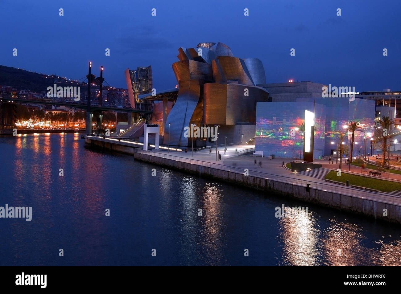 Das Guggenheim Museum Bilbao, Spanien in der Nacht mit Reflexionen Stockfoto