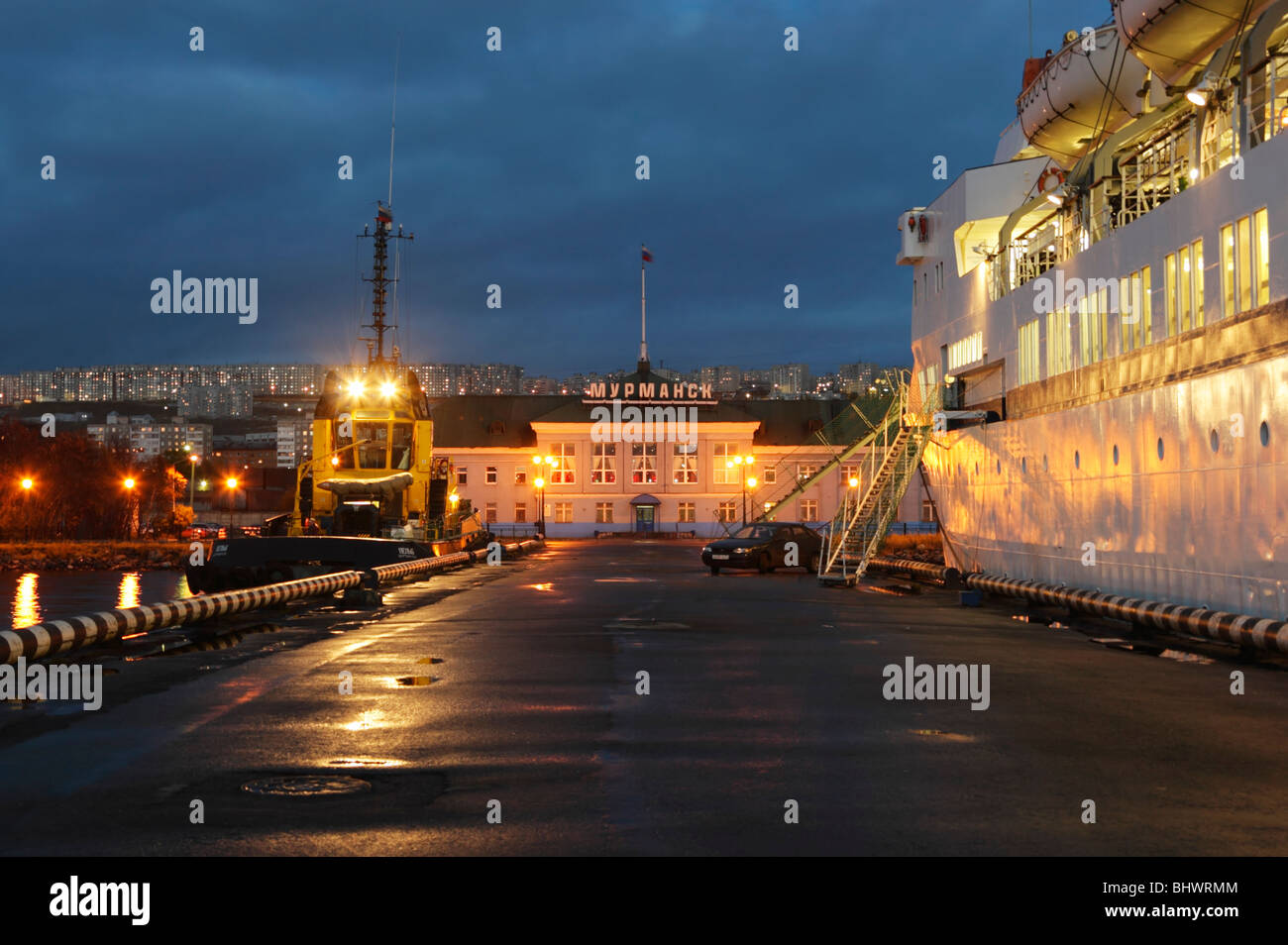 Murmansk Hafen Ankunft und Abreise Bui. Passagierschiff Klavdiya Yelanskaya an ihre Liegeplätze in der Nacht. Kola-Bucht, Russland. Stockfoto