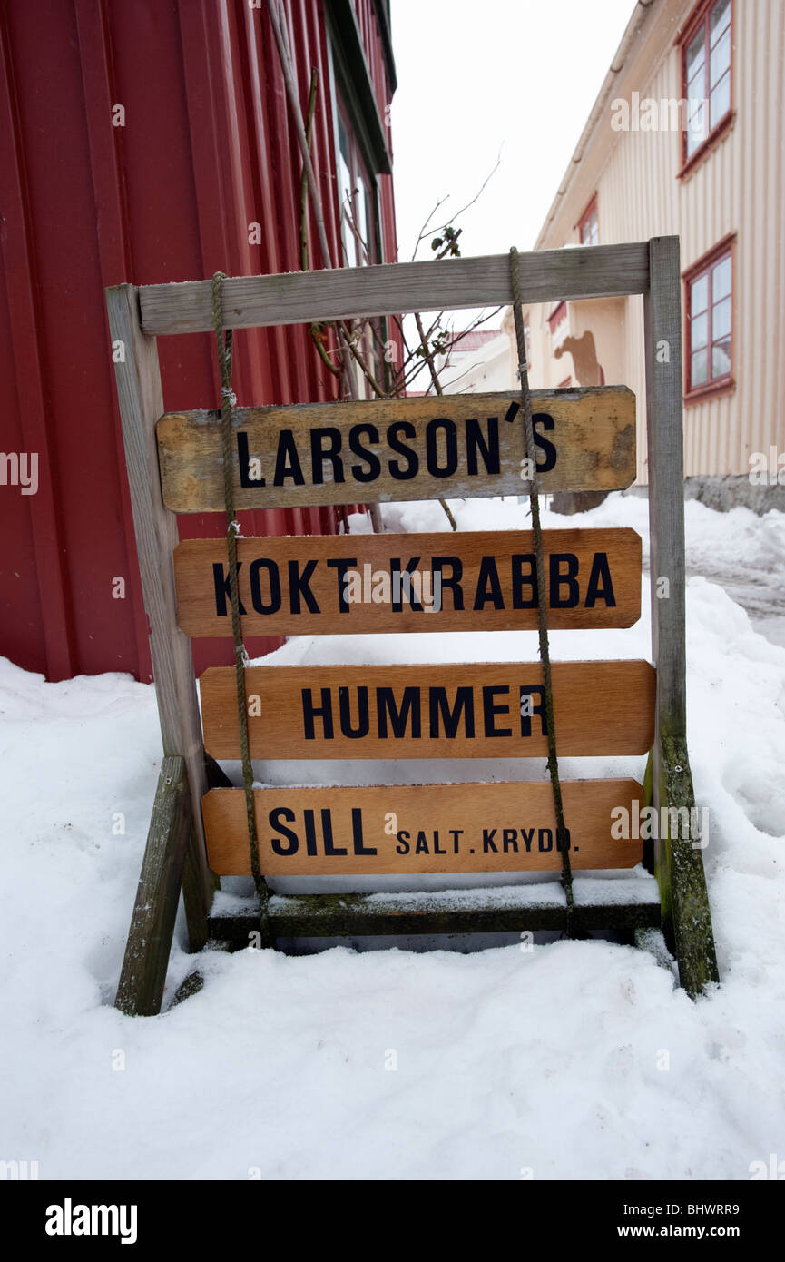 Melden Sie außen Fischgeschäft in traditionellen Fischerdorf Mollosund im Winter nach Schnee auf Bohuslan Küste in Schweden Stockfoto