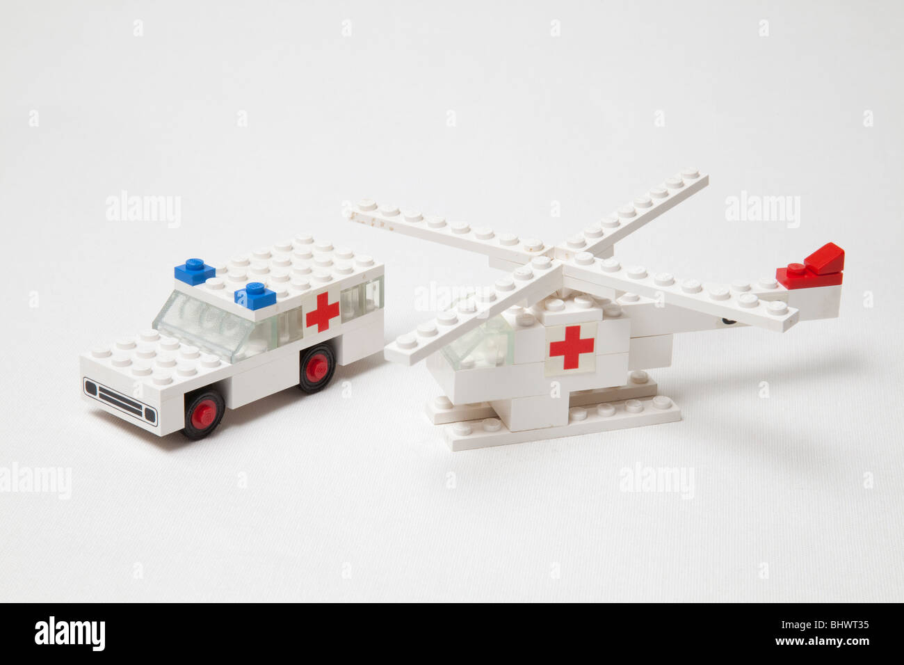 Altes Lego Spielzeug set Rettungshubschrauber und Krankenwagen Stockfoto