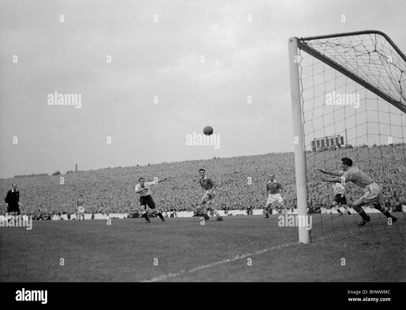 Home-Meisterschaft International und 1954 WM Qualifikation match bei Ninian Park, Cardiff. Wales 1 V England 4. Aktion aus Stockfoto