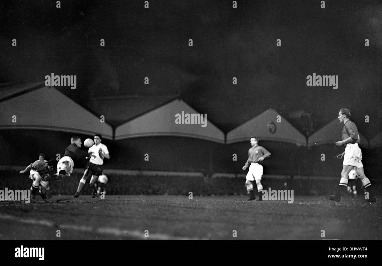 1958 WM-Qualifikation entsprechen bei Molineux, Wolverhampton. England 5 V Dänemark 2. Englands Tommy Taylor (rechts) schlägt die Stockfoto