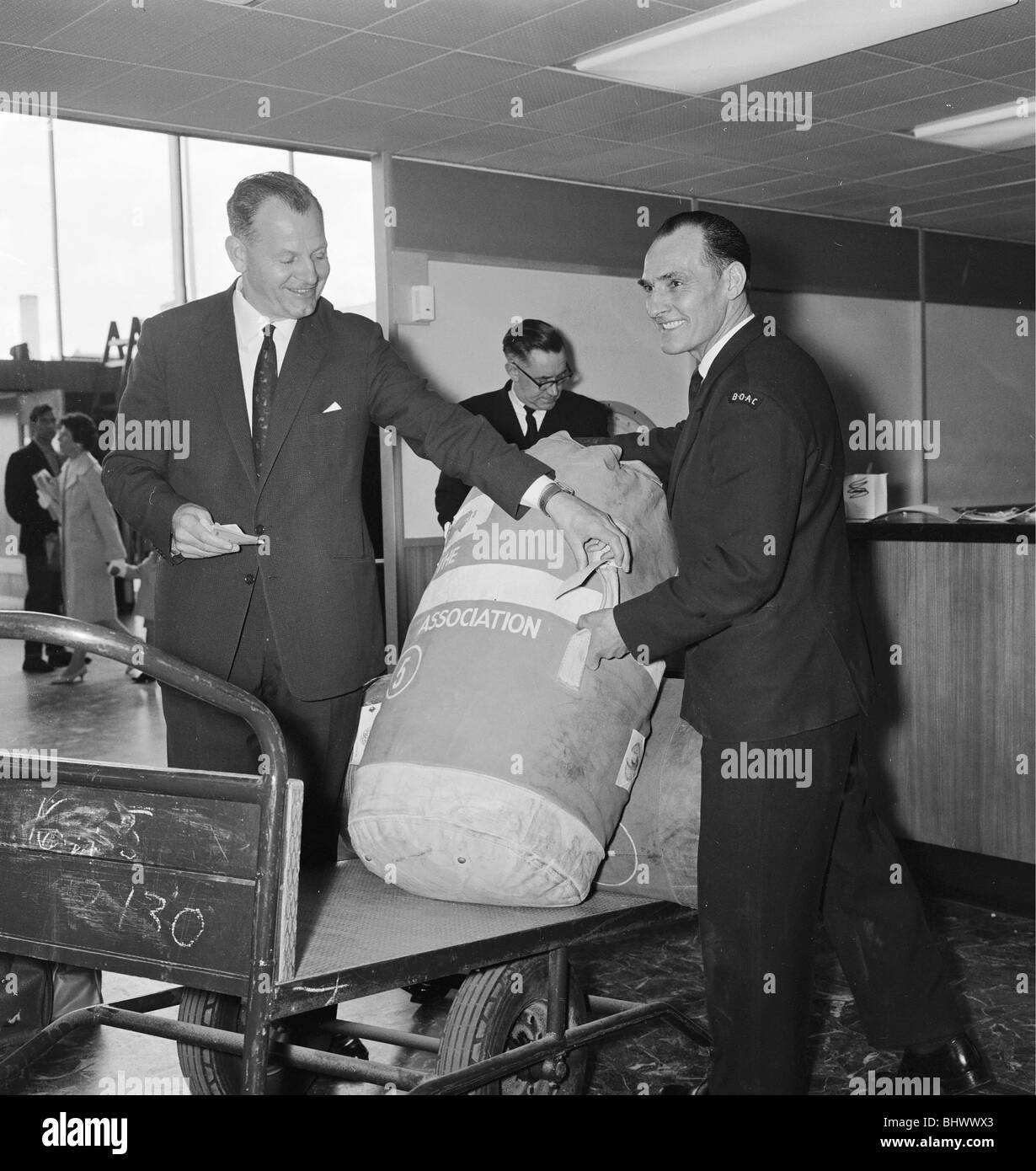 Die englischen FußballNationalmannschaft in London am Flughafen vor