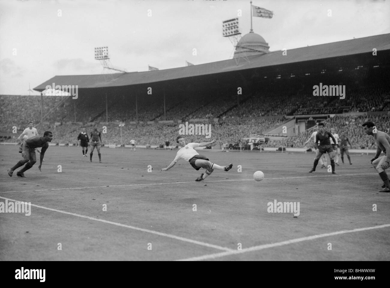 1962-WM-Qualifikation-Spiel im Wembley-Stadion. England 2 V Portugal 0. England im richtigen Bryan Douglas schießt Stockfoto